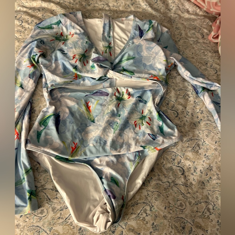 Long sleeve bathing suit - size large